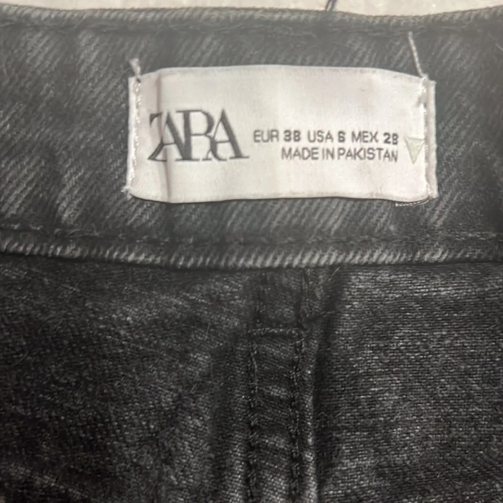 Zara black jean shorts frayed mid rise - Picture 4 of 4